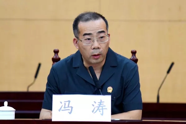 市中院全体党员参加了主题党日活动,党组成员,副院长冯涛主持.
