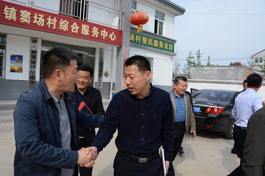 徐州市驻邳州市扶贫工作队队长,邳州市委副书记李莹然等陪同调研.